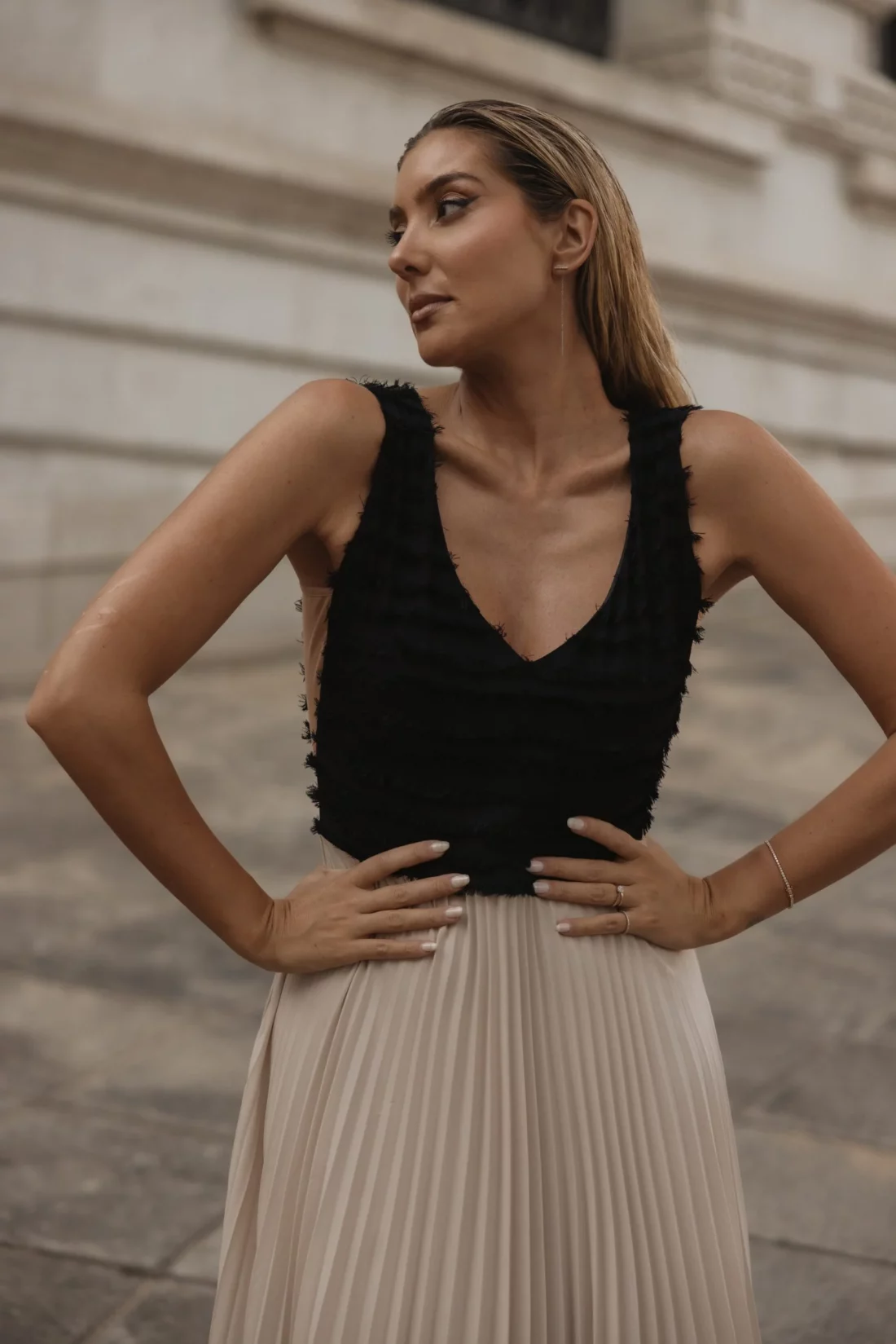 vestido plissado em contraste