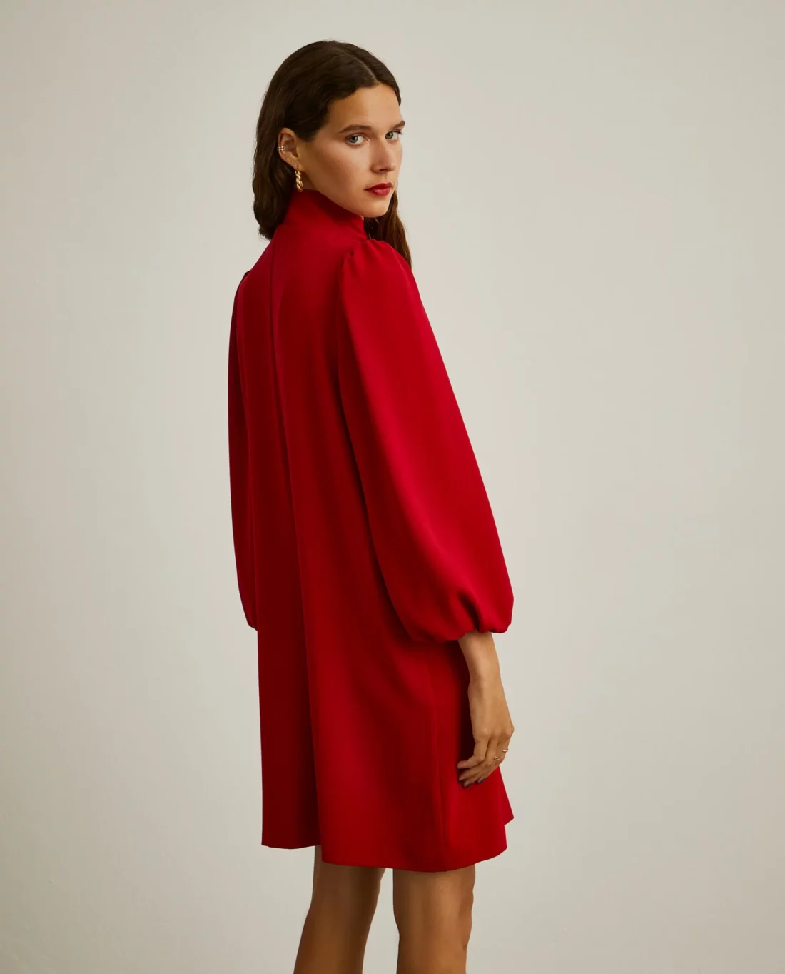vestido vermelho curto de manga abaloada