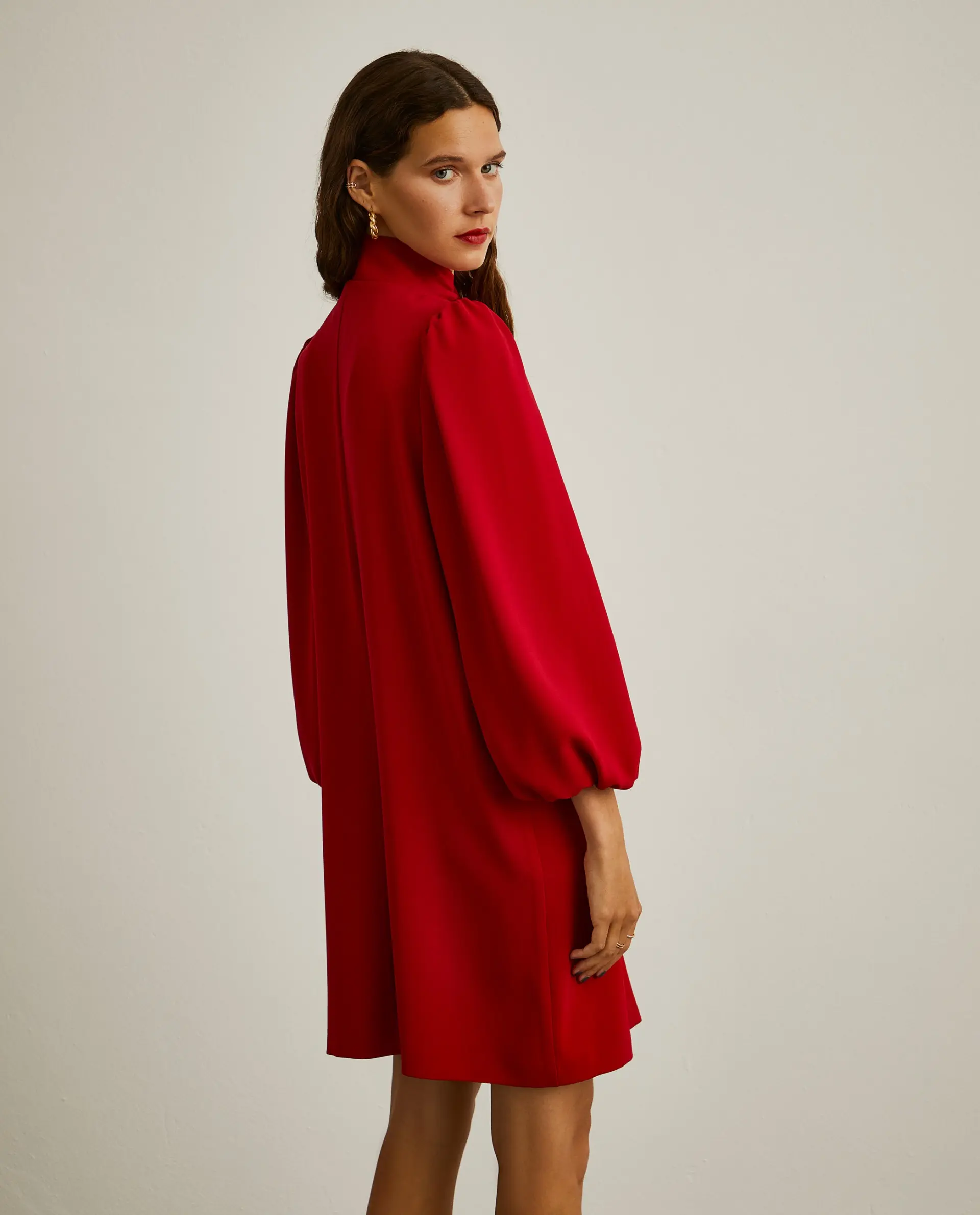 vestido vermelho curto de manga abaloada