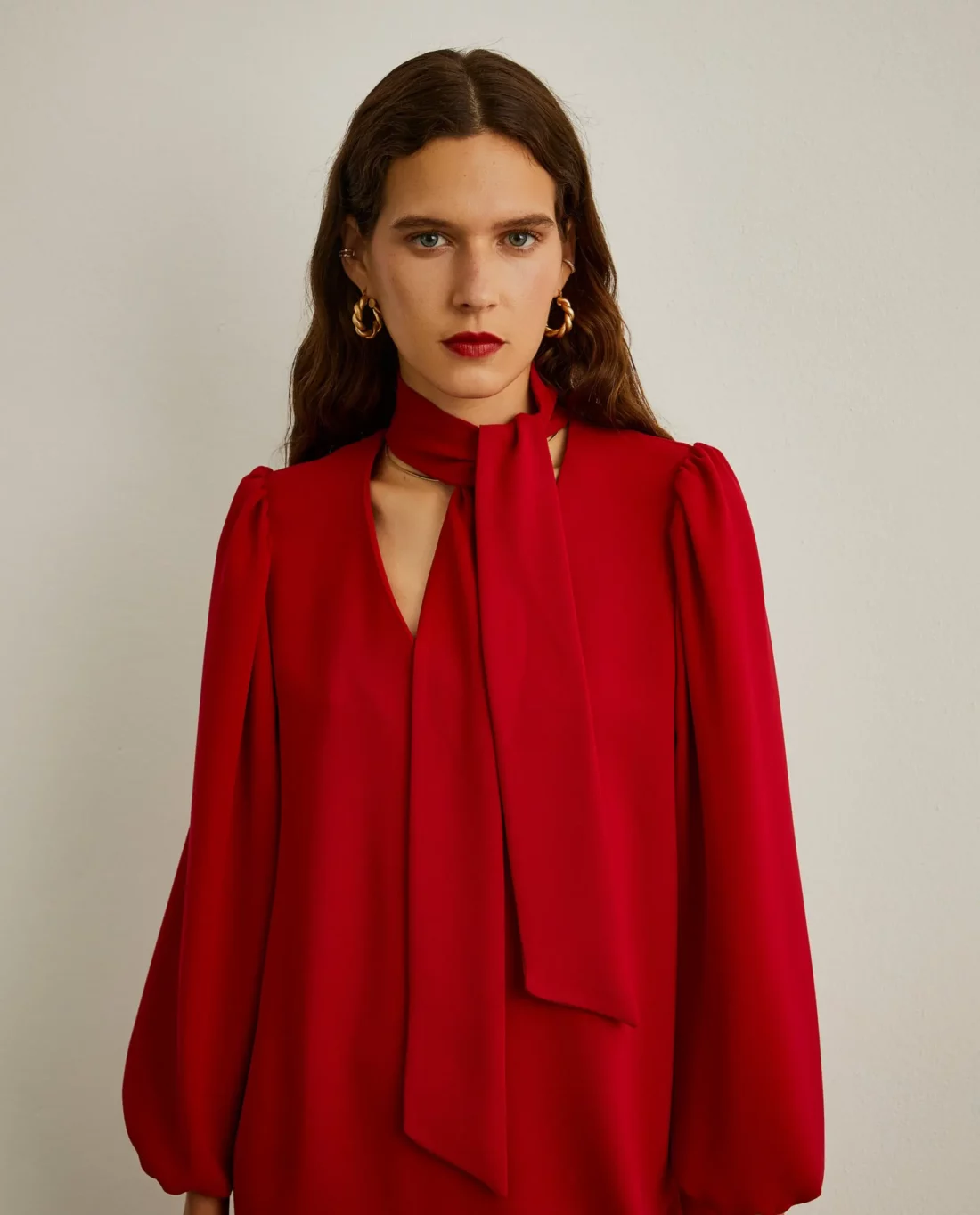 vestido vermelho curto de manga abaloada