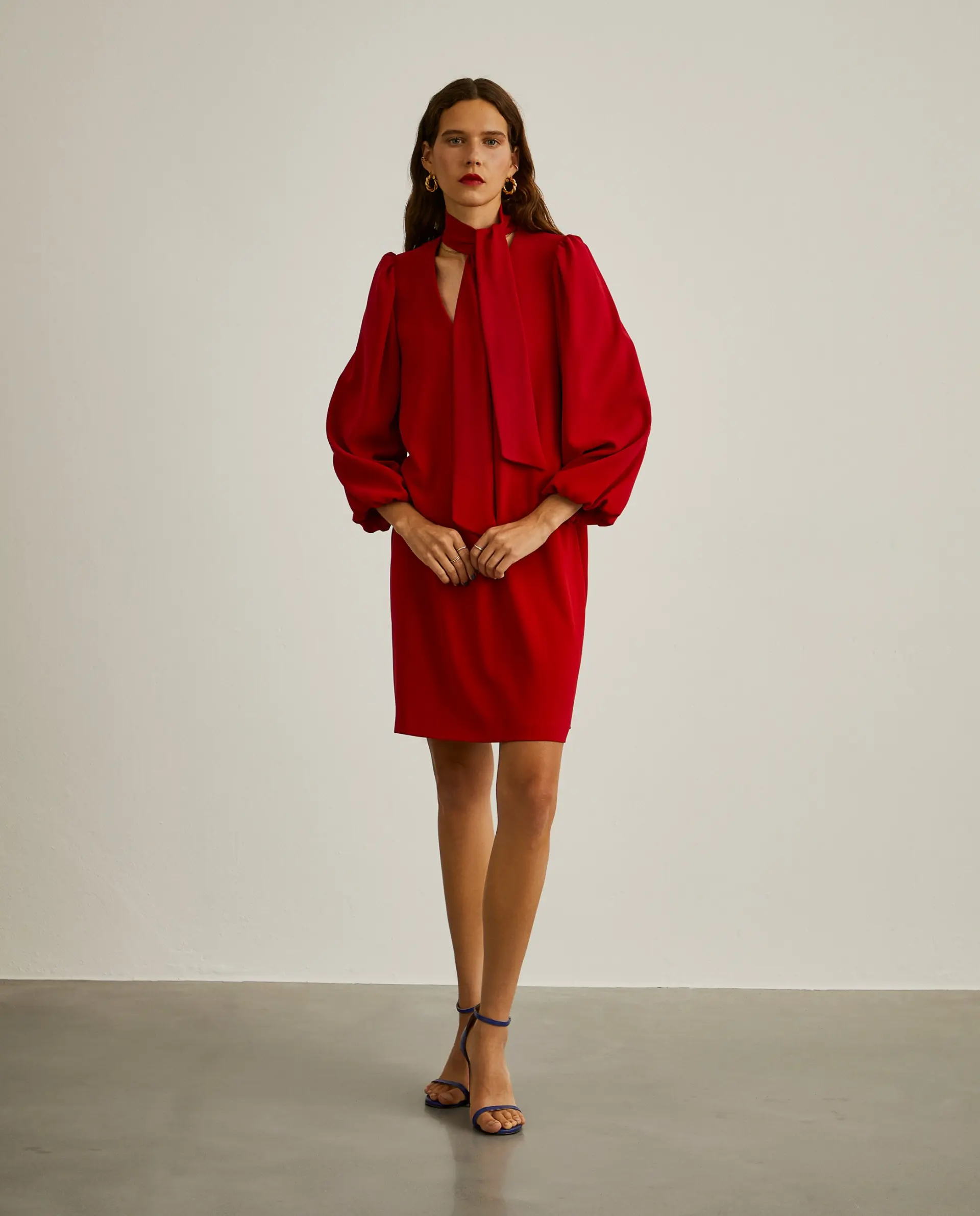 vestido vermelho curto de manga abaloada