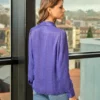 blusa azul botão coração